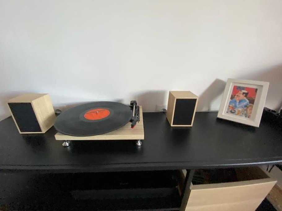 Zene Apartment Vinyl Record Player & Projector 布达佩斯 外观 照片